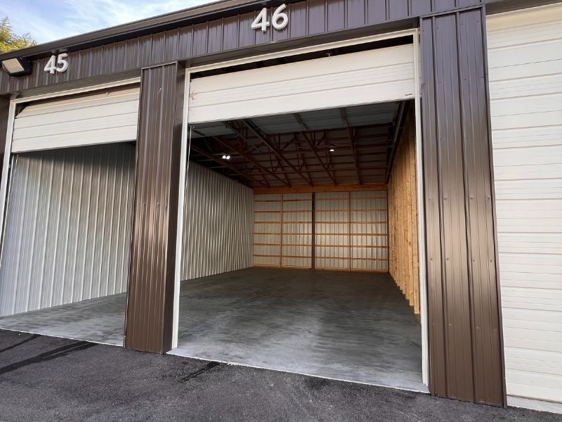 Commercial Storage Units 720–1440 sq ft – One Box Storage Evansville Exterior view of large commercial storage units (24×30 to 36×40) at One Box Storage in Evansville, IN